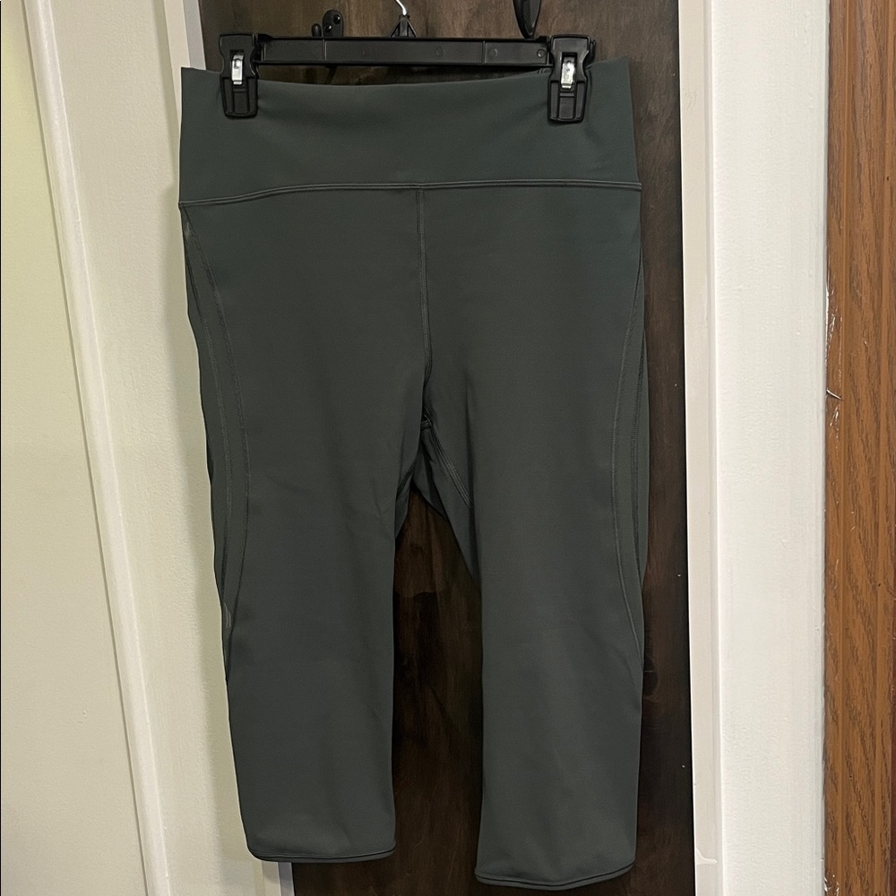 Lululemon green 17 in crop mesh design Leggings size 10